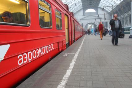 Дата съемки : 03.11.2010.
Москва. Киевский вокзал . Аэроэкспресс .
На фото :  Аэроэкспресс отправится в аэропорт внуково.