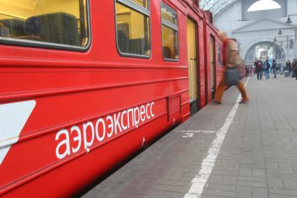 Дата съемки : 03.11.2010.
Москва. Киевский вокзал . Аэроэкспресс .
На фото :  Аэроэкспресс отправится в аэропорт внуково.