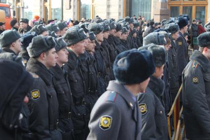 Дата съемки : 07.11.2010
Шествие КПРФ в честь годовщины Октябрьской революции в Москве
На фото : Военные следят за порядком на Тверской улице,где идет шествие  посвященное 93-й годовщине Октябрьской социалистической революции