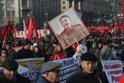 Дата съемки : 07.11.2010
Шествие КПРФ в честь годовщины Октябрьской революции в Москве
На фото : Представители КПРФ принимают участие в шествии по Тверской улице, посвященном 93-й годовщине Октябрьской социалистической революции. Портрет Сталина