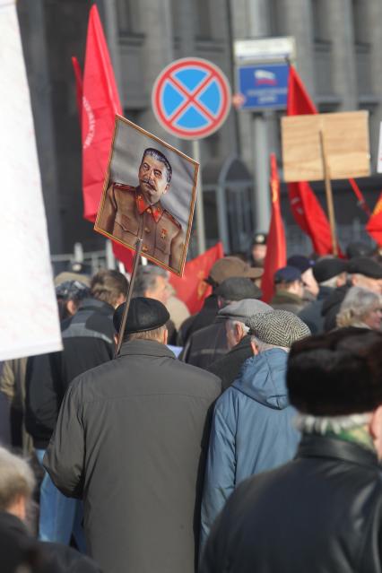 Дата съемки : 07.11.2010
Шествие КПРФ в честь годовщины Октябрьской революции в Москве
На фото : Представители КПРФ принимают участие в шествии по Тверской улице, посвященном 93-й годовщине Октябрьской социалистической революции. Портрет Сталина