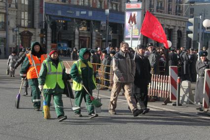 Дата съемки : 07.11.2010
Шествие КПРФ в честь годовщины Октябрьской революции в Москве
На фото : уборщики следят за чистотой на Тверской