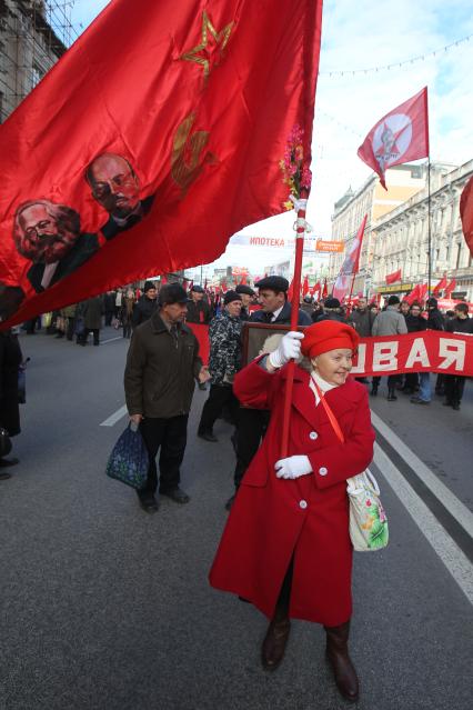 Дата съемки : 07.11.2010
Шествие КПРФ в честь годовщины Октябрьской революции в Москве
На фото : Представительница КПРФ с флагом принимает участие в шествии по Тверской улице, посвященном 93-й годовщине Октябрьской социалистической революции