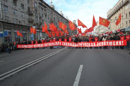 Дата съемки : 07.11.2010
Шествие КПРФ в честь годовщины Октябрьской революции в Москве
На фото : Представители КПРФ принимают участие в шествии по Тверской улице, посвященном 93-й годовщине Октябрьской социалистической революции . Люди держут банер