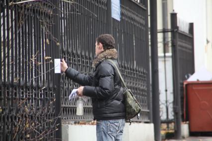 Дата съемки : 10.11.2010.
Пробки в Москве
На фото : расклейщик объявлений на работе