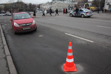 Дата съемки : 10.11.2010.
Пробки в Москве
На фото : милиция пропускает пешеходов