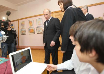 Дата съемки : 10.11.2010.
Премьер-министр РФ Владимир Путин посетил московскую школу 1060
На фото : Председатель правительства РФ Владимир Путин присутствует на занятиях в школьной студии, где ученики самостоятельно делают мультфильмы.