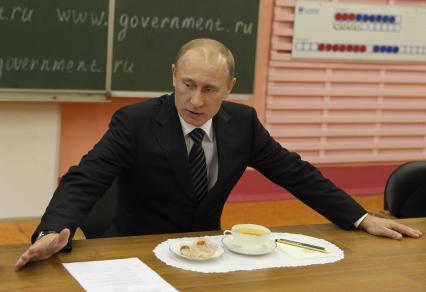 Дата съемки : 10.11.2010.
Премьер-министр РФ Владимир Путин посетил московскую школу 1060
На фото : Владимир Путин встречается с представителями управляющего совета Государственного образовательного учреждения средней общеобразовательной школы 1060.