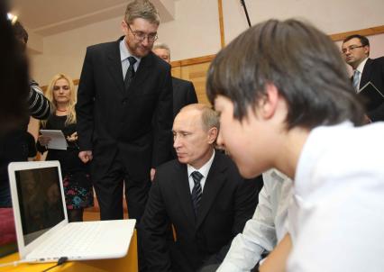 Дата съемки : 10.11.2010.
Премьер-министр РФ Владимир Путин посетил московскую школу 1060
На фото : Председатель правительства РФ Владимир Путин присутствует на занятиях в школьной студии, где ученики самостоятельно делают мультфильмы.