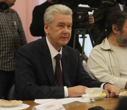 Дата съемки : 10.11.2010.
Премьер-министр РФ Владимир Путин посетил московскую школу 1060
На фото : мэр Москвы Сергей Собянин встречается с представителями управляющего совета Государственного образовательного учреждения средней общеобразовательной школы 1060.