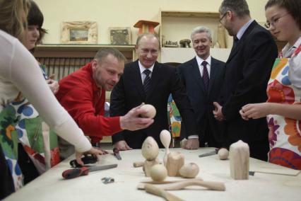 Дата съемки : 10.11.2010.
Премьер-министр РФ Владимир Путин посетил московскую школу 1060
На фото : Председатель правительства РФ Владимир Путин и мэр Москвы Сергей Собянин на уроке труда разговаривают с одним из учащихся московской школы 1060.