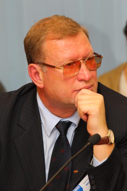 Дата съемки : 11.11.2010
В редакции кп состоялся круглый стол на тему : какие изменения ждут выпускников в следующем году !? В ней приняли участие представители Министерства образования и науки .
На фото : Миловидов Юрий Николаевич
