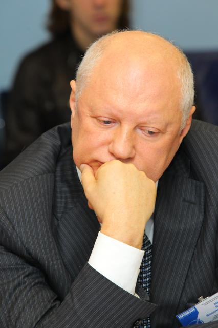 Дата съемки : 11.11.2010
В редакции кп состоялся круглый стол на тему : какие изменения ждут выпускников в следующем году !? В ней приняли участие представители Министерства образования и науки .
На фото : Минаев Валерий Владимирович