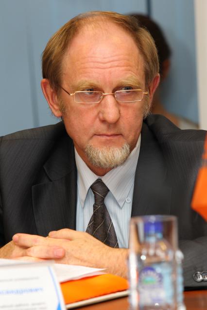 Дата съемки : 11.11.2010
В редакции кп состоялся круглый стол на тему : какие изменения ждут выпускников в следующем году !? В ней приняли участие представители Министерства образования и науки .
На фото :