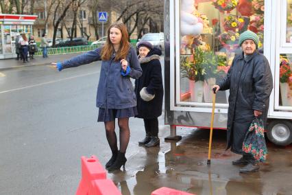 Дата съемки : 11.11.2010.
Корреспондент КП переводит бабушек через дорогу
На фото : Супрычева ловит бабушке такси