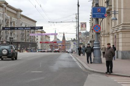 Дата съемки : 11.11.2010
С тверской улицы до сих пор эвакуируют машины
На фото : Вдоль всей Тверской разместили знаки ОСТАНОВКА ЗАПРЕЩЕНА