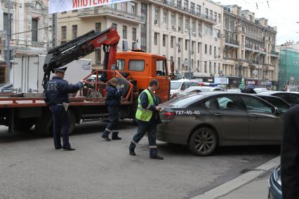 Дата съемки : 11.11.2010
С тверской улицы до сих пор эвакуируют машины
На фото : эвакуаторщик приехал выписать штраф и убрать машины с проезжей части