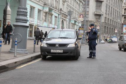 Дата съемки : 11.11.2010
С тверской улицы до сих пор эвакуируют машины
На фото : сотрудник дпс объясняет водителю где ему можно припарковаться