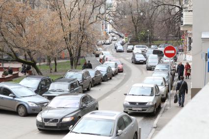 Дата съемки : 11.11.2010
С тверской улицы до сих пор эвакуируют машины
На фото : у знака кирпич припаркованно много машин