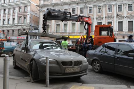 Дата съемки : 11.11.2010
С тверской улицы до сих пор эвакуируют машины
На фото : эвакуаторщик приехал выписать штраф и убрать машины с проезжей части