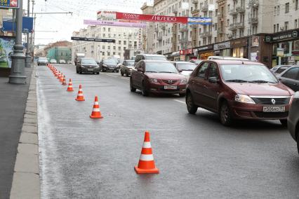 Дата съемки : 11.11.2010
С тверской улицы до сих пор эвакуируют машины
На фото : конусы поставили чтобы люди не парковались