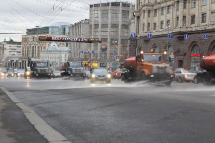 Дата съемки : 11.11.2010
С тверской улицы до сих пор эвакуируют машины
На фото : по Тверской едут поливальные машины