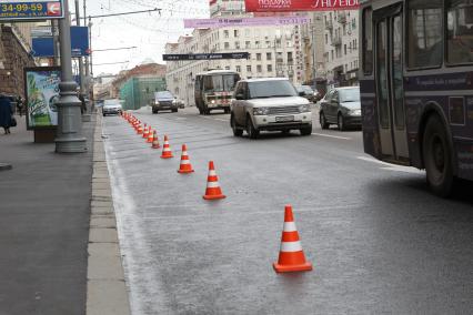 Дата съемки : 11.11.2010
С тверской улицы до сих пор эвакуируют машины
На фото : конусы поставили чтобы люди не парковались