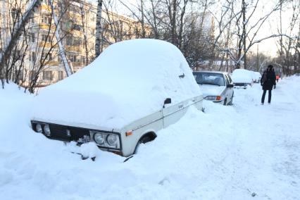 23 февраля 2010 года. Машины под снегом..