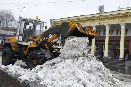 9 марта 2009 года.  Уборка снега.