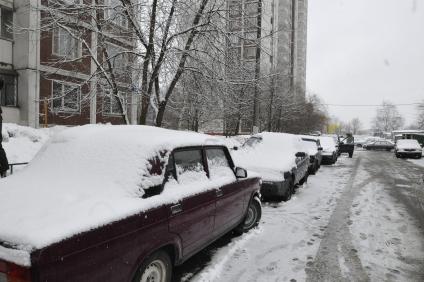 9 марта 2009 года. Машины под снегом.