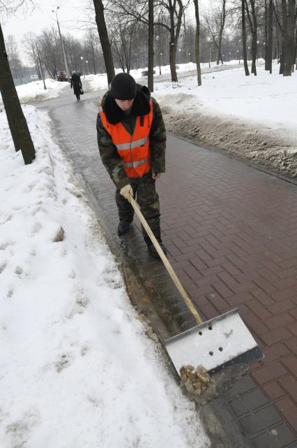 9 марта 2009 года.  Уборка снега.