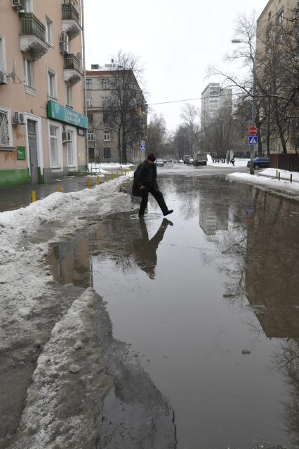 9 марта 2009 года. Лужа. Пешеход.