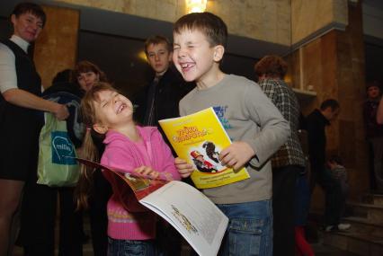 Дети читают книги Юрия Куклачева Уроки доброты, Саратов, 25 ноября 2011 года. Книги, дети, радость, познание, обучение, добро,цирк.