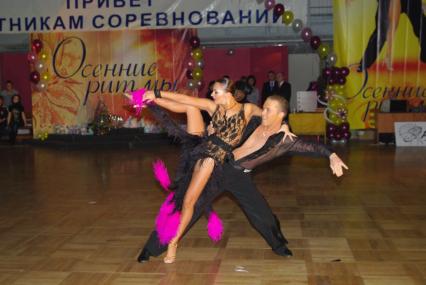 Выступление чемпионов мира по бальным танцам- пары из Вологды Анны Кузьминской и Андрея Зайцева. Соревнования по спортивным бальным танцам в латиноамериканской программе, конкурс \"Осенние ритмы 2010\" Саратов, 27 ноября 2010 года. Спортивные бальные танцы, латиноамериканская программа, рубма, джайв, посодобль, ча-ча-ча, самба, партнер и партнерша, мужчина и женщина, танец любви, соревнование, паркет.