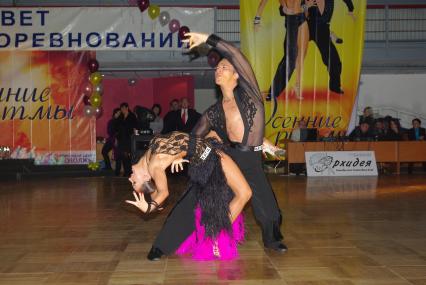 Выступление чемпионов мира по бальным танцам- пары из Вологды Анны Кузьминской и Андрея Зайцева. Соревнования по спортивным бальным танцам в латиноамериканской программе, конкурс \"Осенние ритмы 2010\" Саратов, 27 ноября 2010 года. Спортивные бальные танцы, латиноамериканская программа, рубма, джайв, посодобль, ча-ча-ча, самба, партнер и партнерша, мужчина и женщина, танец любви, соревнование, паркет.