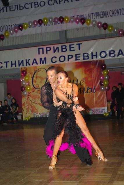 Выступление чемпионов мира по бальным танцам- пары из Вологды Анны Кузьминской и Андрея Зайцева. Соревнования по спортивным бальным танцам в латиноамериканской программе, конкурс \"Осенние ритмы 2010\" Саратов, 27 ноября 2010 года. Спортивные бальные танцы, латиноамериканская программа, рубма, джайв, посодобль, ча-ча-ча, самба, партнер и партнерша, мужчина и женщина, танец любви, соревнование, паркет.