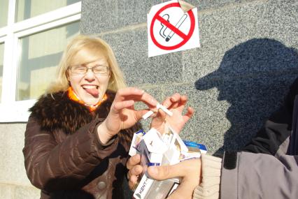Акция против курения, Саратов, 19 ноября 2010 года. Сигарета, борьба с курением, нельзя курить, курящая девушка, здоровье, легкие, рак легких, день отказа от курения.