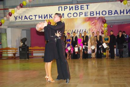 Чемпионы Европы по 10 танцам 2010 года Юрий Симачев и Анастасия Клокотова, 27 ноября 2010 года. Спортивные бальные танцы, латиноамериканская программа, рубма, джайв, посодобль, ча-ча-ча, самба, партнер и партнерша, мужчина и женщина, танец любви, соревнование, паркет.