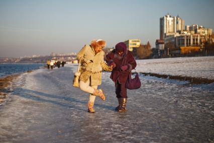 12.12.2010 Самара. Женщина демонстрирует скользкую подошву на берегу Волги