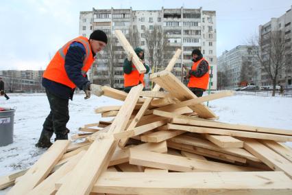 29.11.2010 Самара. Рабочие таскают доски