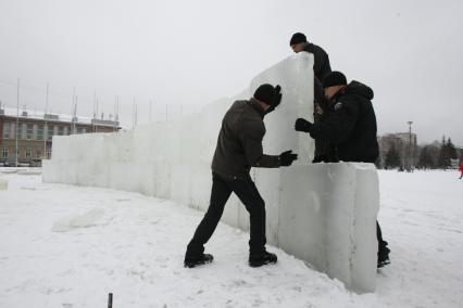 09.12.2010 Самара. Возведение ледяной крепости