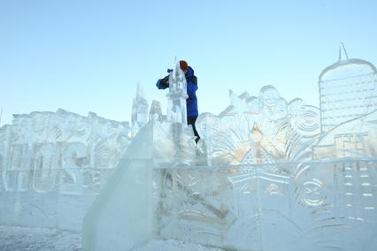 13.12.2010 Самара, Россия. Рабочий выпиливает ледяную скульптуру