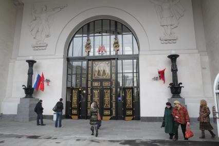 Дата съемки : 15.11.2010
Станция метро Октябрьская
На фото : вход а метро