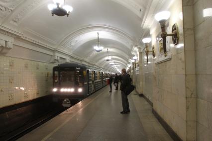 Дата съемки : 15.11.2010
Станция метро Октябрьская 
На фото : подъезжает электричка