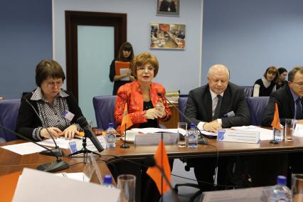 Дата съемки : 11.11.2010
В редакции кп состоялся круглый стол на тему : какие изменения ждут выпускников в следующем году !? В ней приняли участие представители Министерства образования и науки .
На фото : участники конференции