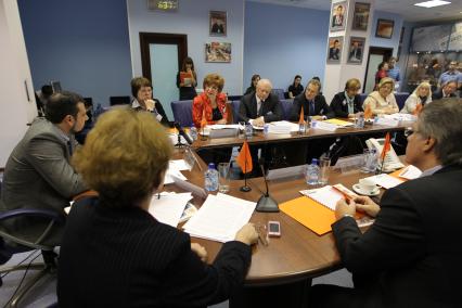 Дата съемки : 11.11.2010
В редакции кп состоялся круглый стол на тему : какие изменения ждут выпускников в следующем году !? В ней приняли участие представители Министерства образования и науки .
На фото : участники конференции