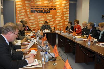 Дата съемки : 11.11.2010
В редакции кп состоялся круглый стол на тему : какие изменения ждут выпускников в следующем году !? В ней приняли участие представители Министерства образования и науки .
На фото : участники конференции