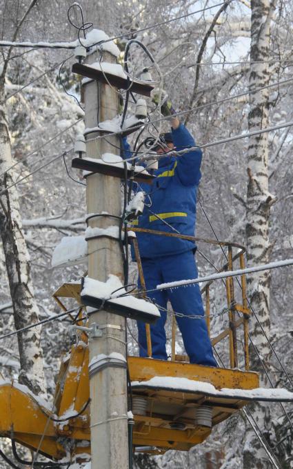 Дата съемки: 04.01.2011 г. Москва  лед,  Ледяной дождь,  электроэнергия обледенение, эллектрик