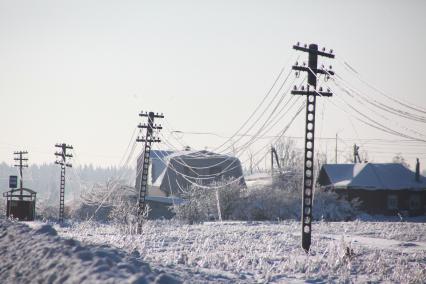 Последствия ледяного дождя. случившегося 26 декабрая 2010 года и повредившего линии электропередач в Московской области. Сергиево-Посадском районе. в деревне Дергаево. Акция КП - передача жителям деревни бутылки шампанского. коробки конфет. упаковки свечей и двух больших коробков спичек. 7 января 2011 года. фото Сергей Шахиджанян