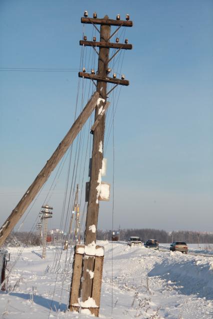 Последствия ледяного дождя. случившегося 26 декабрая 2010 года и повредившего линии электропередач в Московской области. Сергиево-Посадском районе. в деревне Дергаево. Акция КП - передача жителям деревни бутылки шампанского. коробки конфет. упаковки свечей и двух больших коробков спичек. 7 января 2011 года. фото Сергей Шахиджанян